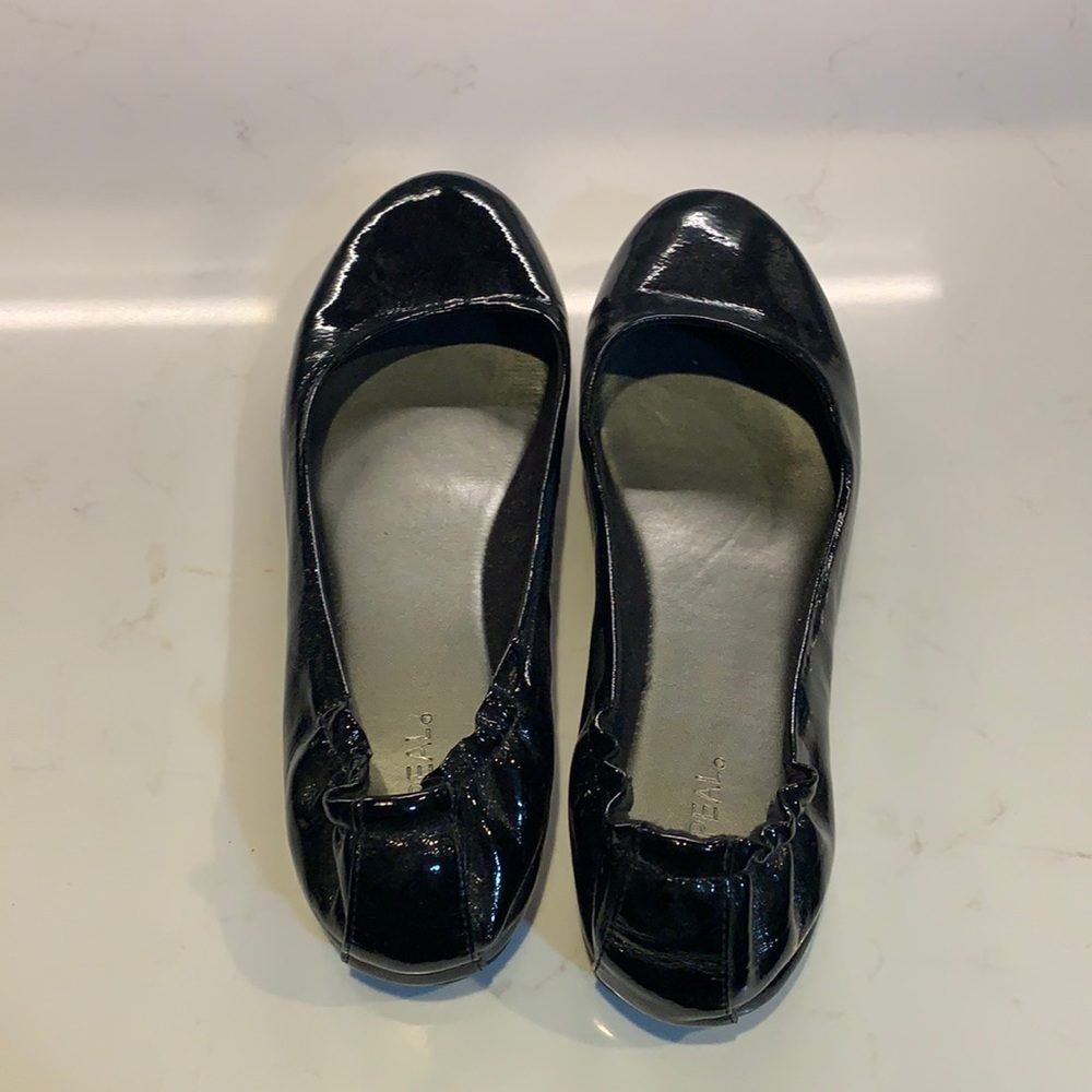 Black shiny flats
